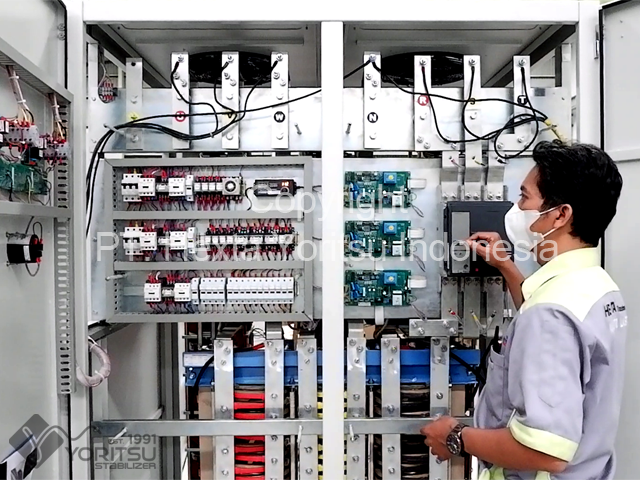 Teknisi Yoritsu dgn kabel input output dalam proses pengetesan dgn Load