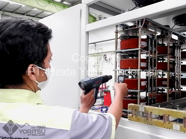 Teknisi Stabilizer Yoritsu sedang dalam pengujian Toroid System